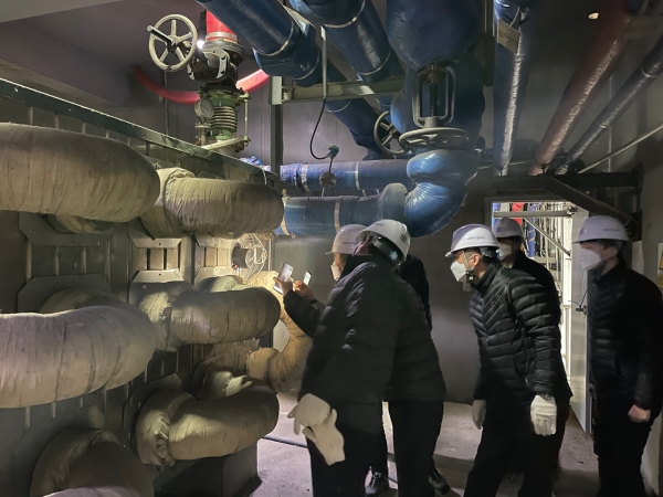 대전광역시시설관리공단 노·사 합동점검반이 주요설비(열교환기)에 대한 점검을 실시하고 있다.