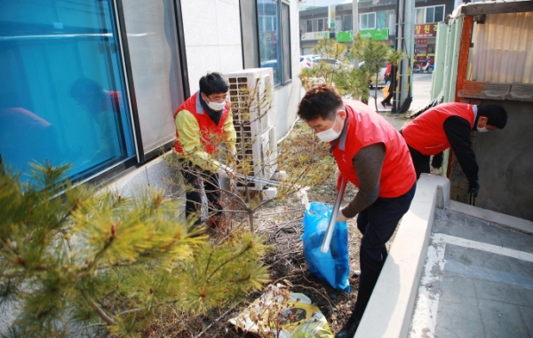 10일 맹정호 서산시장이 읍내동 양유마을에서 설 명절을 맞아 양유정 공원 주변 환경정화(양유마을 클린데이) 실시