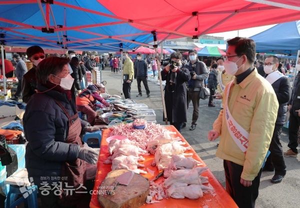 예산시장 상인과 인사하는 양승조 지사