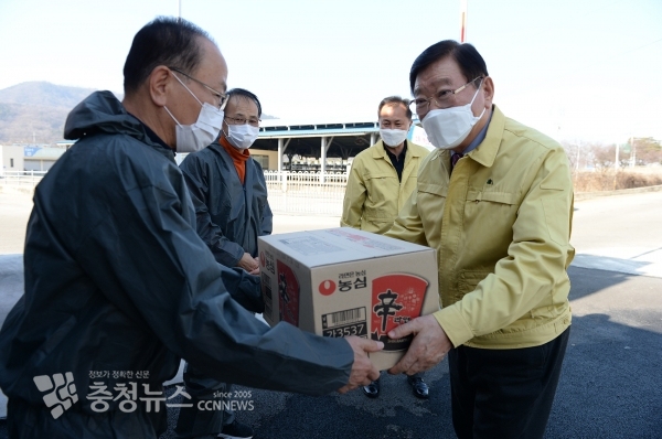 거점소독시설 방문한 김석환 홍성군수