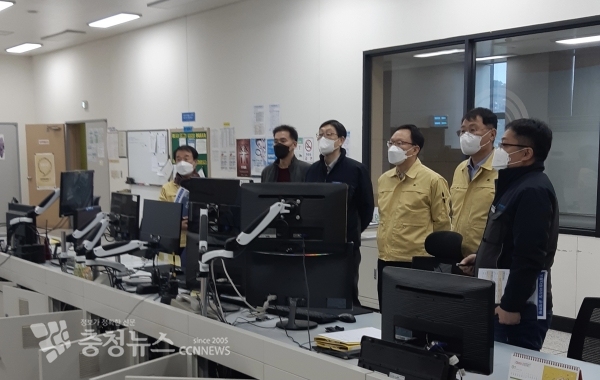 이남재 도 기후환경국장은 아산 폐기물 소각시설을 방문했다.