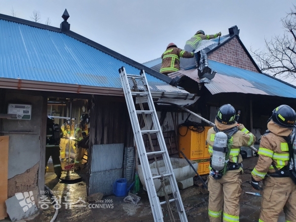 지난 11일 보령시 청라면 주택 화재 진압