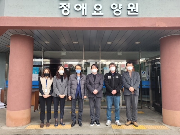 윤찬수 부시장 온양정애원 위문방문 기념사진.