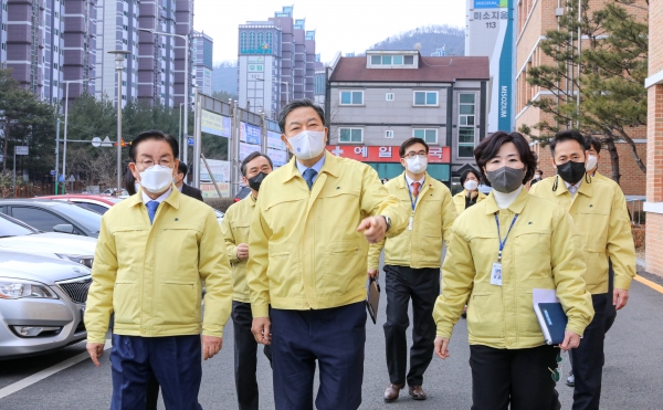 국가보훈처장 설명절 방역종사자 격려 방문(앞줄 왼쪽부터 최홍묵 시장, 황기철 처장, 손병임 계룡시 보건소장)