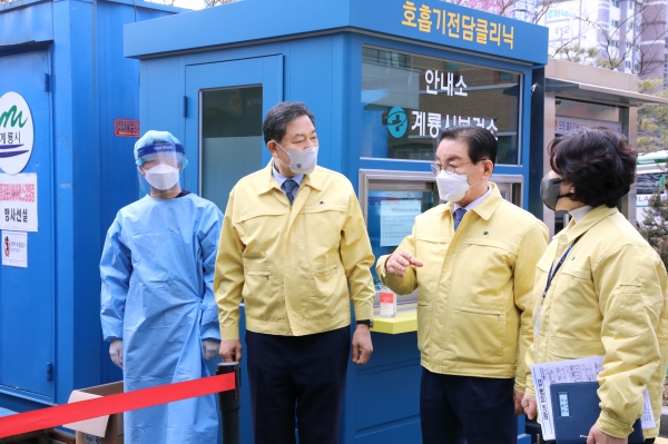 국가보훈처장 설명절 방역종사자 격려 방문(왼쪽 두번째부터 황기철 처장  최홍묵 시장  손병임 계룡시 보건소장)