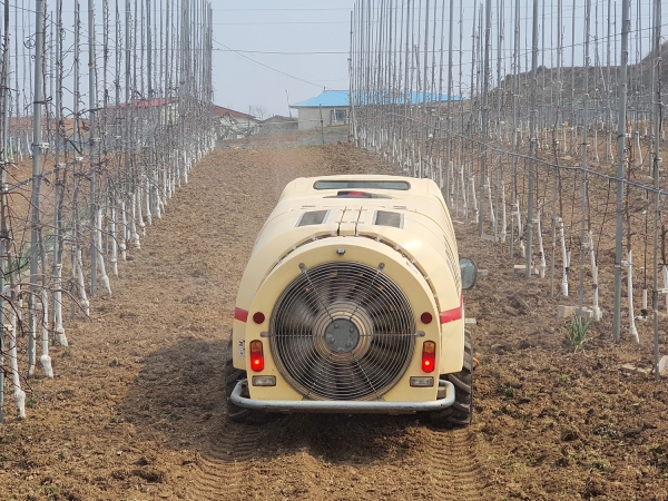 지난해 팔봉면에 위치한 사과밭에서 SS방제기를 통한 과수 화상병 약제 살포장면