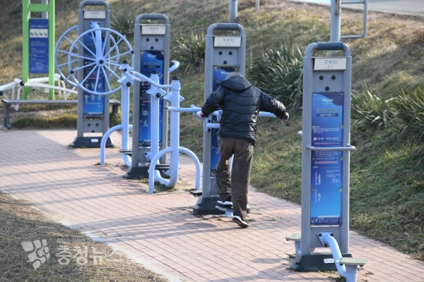 홍성주민이 야외 운동기구를 이용하고 있는 모습