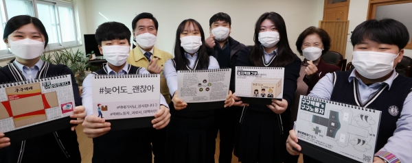 황인호 동구청장이 여고생들과 함께 달력을 들고 포즈를 취하고 있다