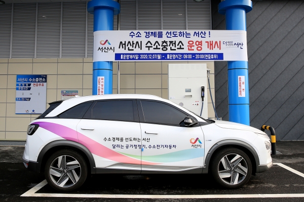 수소충전소에서 수소전기자동차(관차) 충전 중인 장면