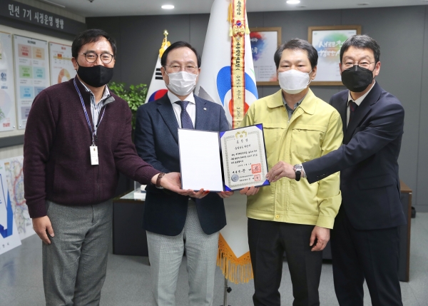 ‘2020년 현장조치 행동매뉴얼 우수사례 경진대회’에서 최우수기관에 선정, 대통령 기관표창을 수상해 박상돈 천안시장과 안전총괄과 관계자들이 기념사진 촬영