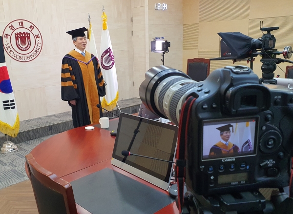 지난 15일 오후 목원대 대학본부 4층 도익서홀에서 권혁대 총장이 졸업생들에게 전하는 축사를 촬영하고 있다