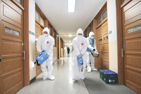 박상돈 천안시장이 지난 17일 개학을 대비해 불당동 소재 아름초등학교 방역 현장을 방문해 직접 소독기를 들고 방역활동을 펼쳤다.