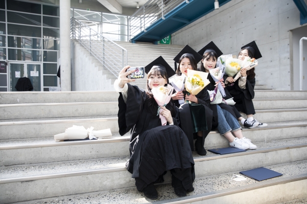 2020년 학위수여식 교정 기념사진 촬영 모습