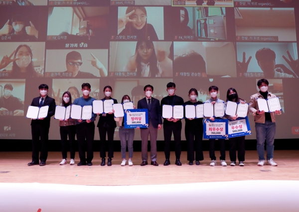 지난 17일 교내 아트홀에서 한집안 프로젝트 수료식을 진행하고 입상팀들과 최병욱 총장(정 가운데)이 함께 기념촬영을 하고 있다.