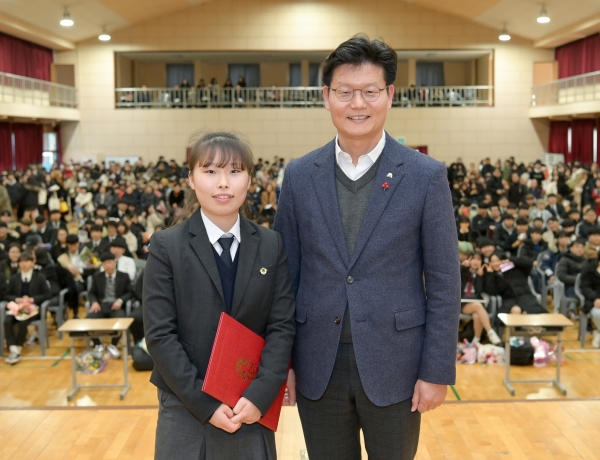 고교 신입생 1100여명 교복구입비 지원 (고교 졸업식에 참석한 김정섭 시장)