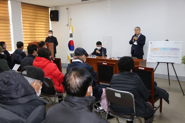 용담·대청댐 하류 수해원인 현장 조사에 참석한 문정우 금산군수