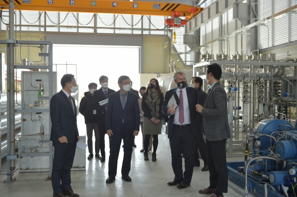 주한 영국대사, 수소전주기센터 방문 모습