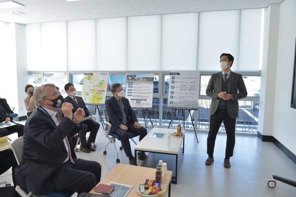 주한 영국대사, 수소전주기센터를 방문해 수소산업 발전 방향 논의 모습