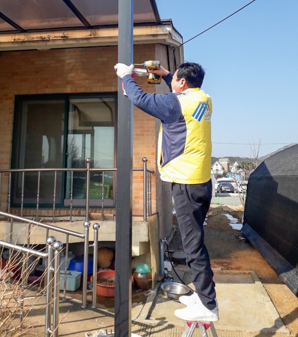 ‘사랑의 LED등 달아드리기’ 봉사 모습.