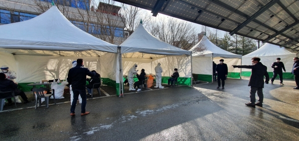 아산시청 공무원 코로나19 검사 장면