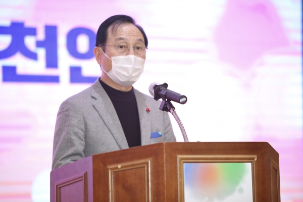 지난 20일 시청 대회의실에서 ‘스타트업 혁신도시 천안!’을 주제로 정책토론회를 진행하고 있다.