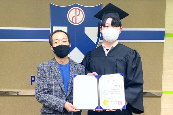 배재대 이형주(오른쪽) 학생이 이상수 배재대 IPP사업단장에게 한국산업인력공단 주최 ‘2021년 재학단계 일학습병행 우수 학습근로자 포상’ 수상을 받고 있다. / 배재대 제공