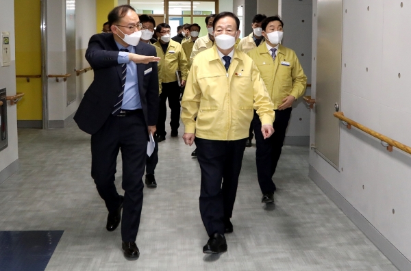 설동호 대전시교육감(오른쪽)이 22일 대전해든학교를 찾아 현장점검에 나섰다.