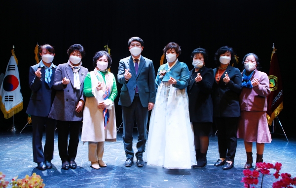 23일 서산시문화회관 소공연장에서 열린 서산시여성단체협의회 이취임식 후 단체사진