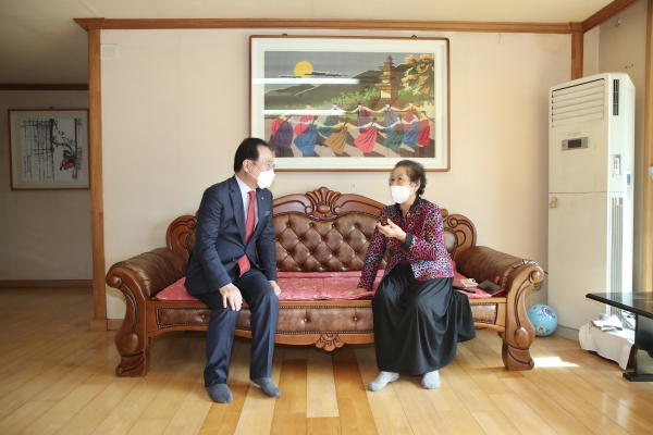 박상돈 천안시장, 독립유공자 유족 방문 모습