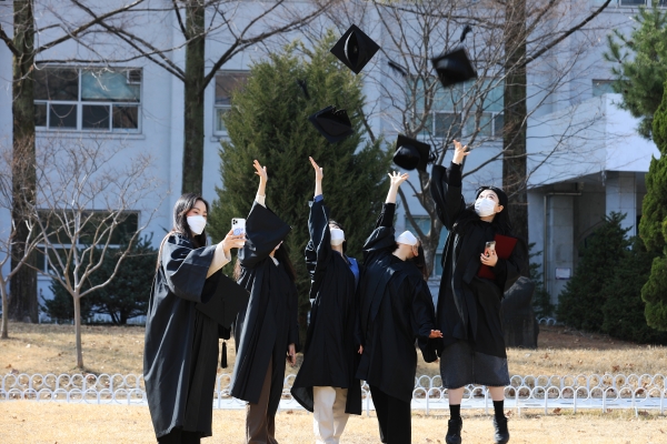 제59회 온라인 전기 학위수여식 후 졸업을 환호하는 학생들