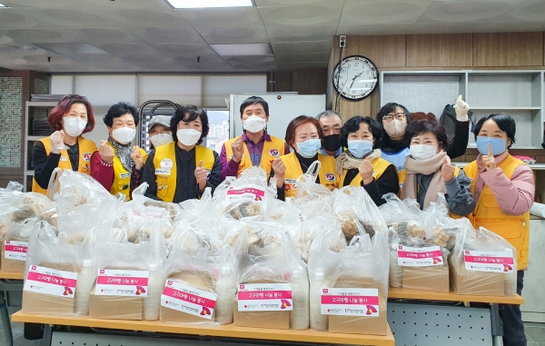 ‘사랑의 고구마빵’ 봉사 모습