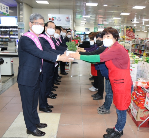 24일 서부농협 시작으로 화훼 소비촉진 릴레이 나눔 행사 진행