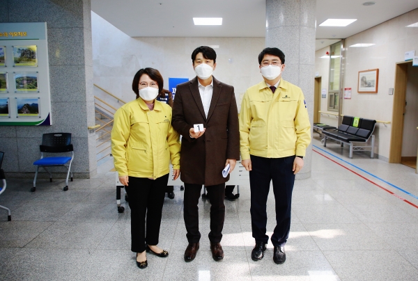 서산시 제1호 접종자와 기념촬영하는 맹정호 시장