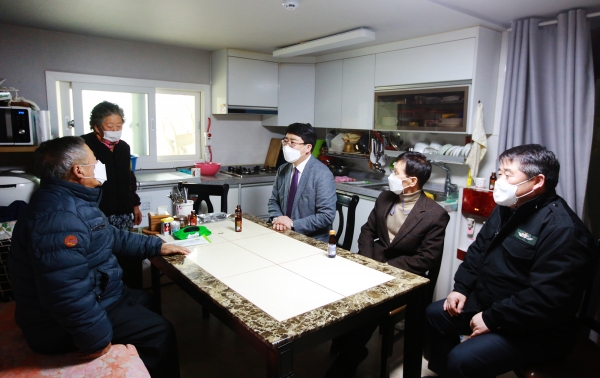 지난 25일 맹정호 서산시장이 송광운 선생의 자녀 송태성씨 댁을 방문해 위문하는 장면