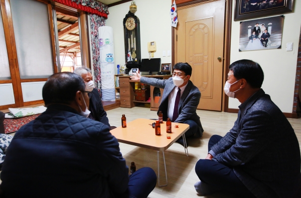 지난 25일 맹정호 서산시장이 이성하 선생의 자녀 이광주씨 댁을 방문해 위문하는 장면