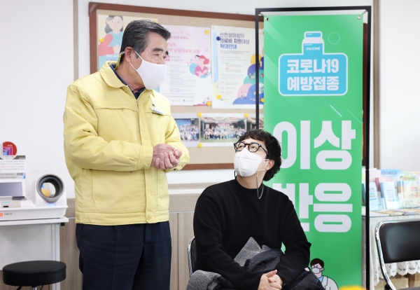 보령시 백신 첫 접종현장을 찾은 김동일 시장