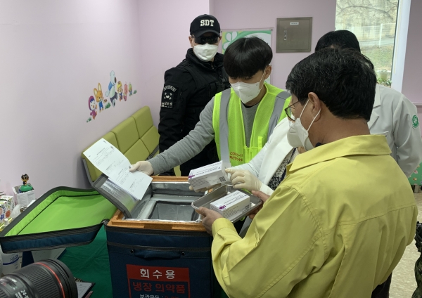 청양지역 코로나19 백신 1차 접종 시작-백신 배송 모습