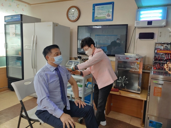 금산군, 코로나19 예방접종 첫 접종자 모습