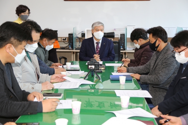 코로나19 예방접종 관련 언론 브리핑을 하고 있는 문정우 군수