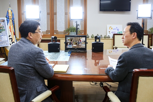 맹정호 서산시장이 TJB 유튜브를 통해 시민들과 실시간 비대면 소통 장면