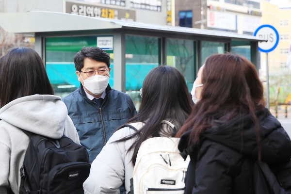 2일 맹정호 서산시장이 성연 테크노밸리 이안아파트 앞 정류장에서 순환버스를 기다리는 청소년들과 대화하는 장면