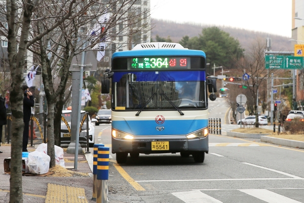성연 테크노밸리 이안아파트 앞 정류장에 순환버스가 들어오는 장면