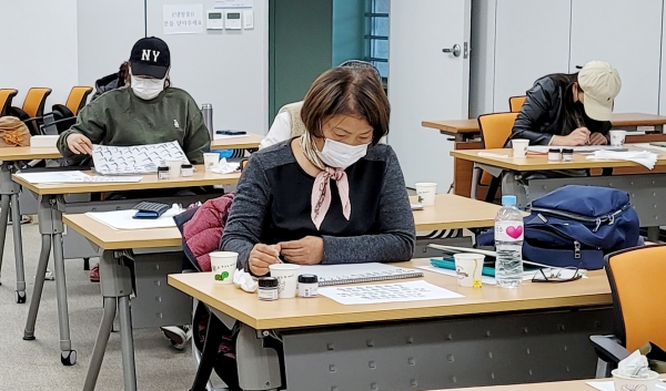 ‘여성회관 교육(POP예쁜손글씨)’ 모습.
