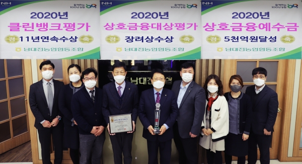 왼쪽에서 4번째: 윤창현 상임이사, 5번째: 강병석 조합장