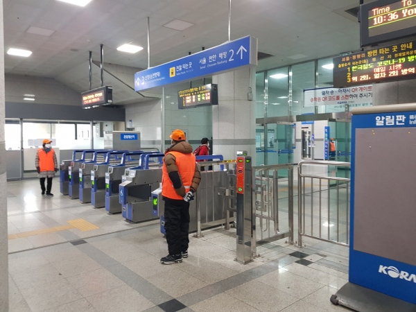 노인일자리사업(철도이용안내지원활동) 참여자 모습