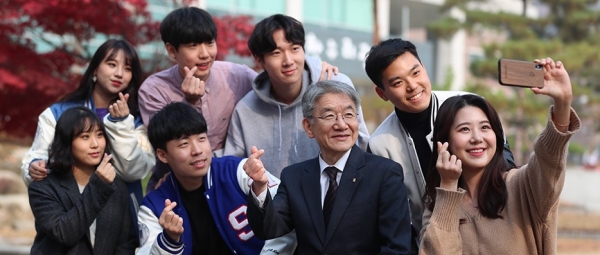 학생들과 함께하는 백웅기총장