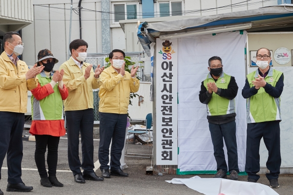 현판식이 끝난 후 기념촬영을 하는 모습