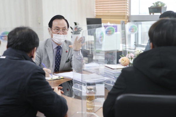 박상돈 천안시장이 지난 4일 오후 집무실에서 ‘열린시장실’을 열고 시민들을 만나 민원을 직접 듣고 허심탄회한 대화를 나누고 있다.