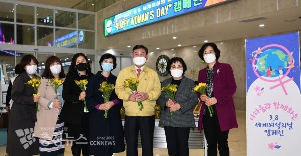 세계여성의 날 기념 해피 우먼즈데이 캠페인 기념촬영