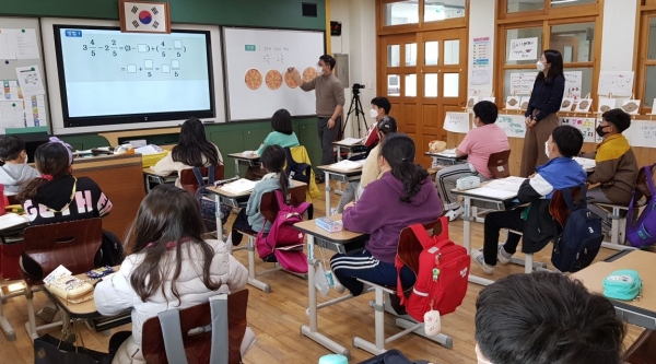 지난해 조치원명동초등학교의 한 교실에서 담임교사와 초등 수학협력교사가 함께 협력수업을 진행하고 있다.